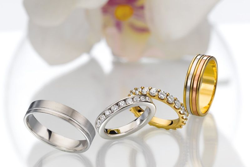 alliances en or blanc, or jaune et trois ors