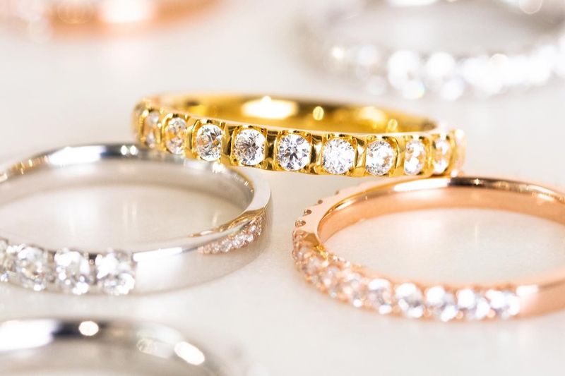 alliances diamants en or jaune, or blanc et or rose